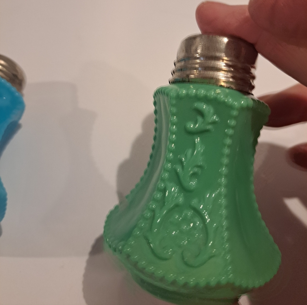 Vtg McKee Glass Pr FLOWER PANEL Beaded Blue & Green Salt & Pepper Shakers - Picture 12 of 14